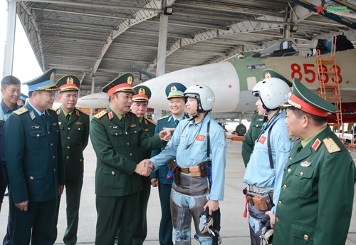 Thượng tướng Phùng Sĩ Tấn kiểm tra công tác huấn luyện bay tại Trung đoàn 927